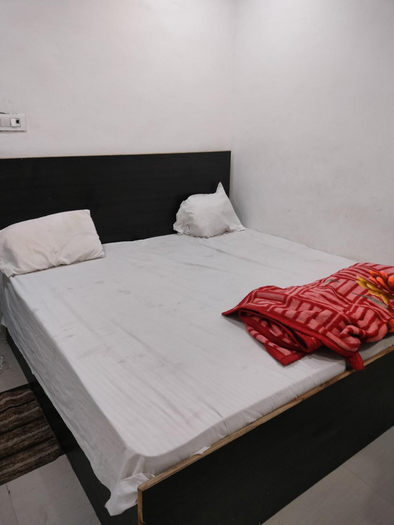 R G Sewa Sadan Hotel Mathura Exterior photo