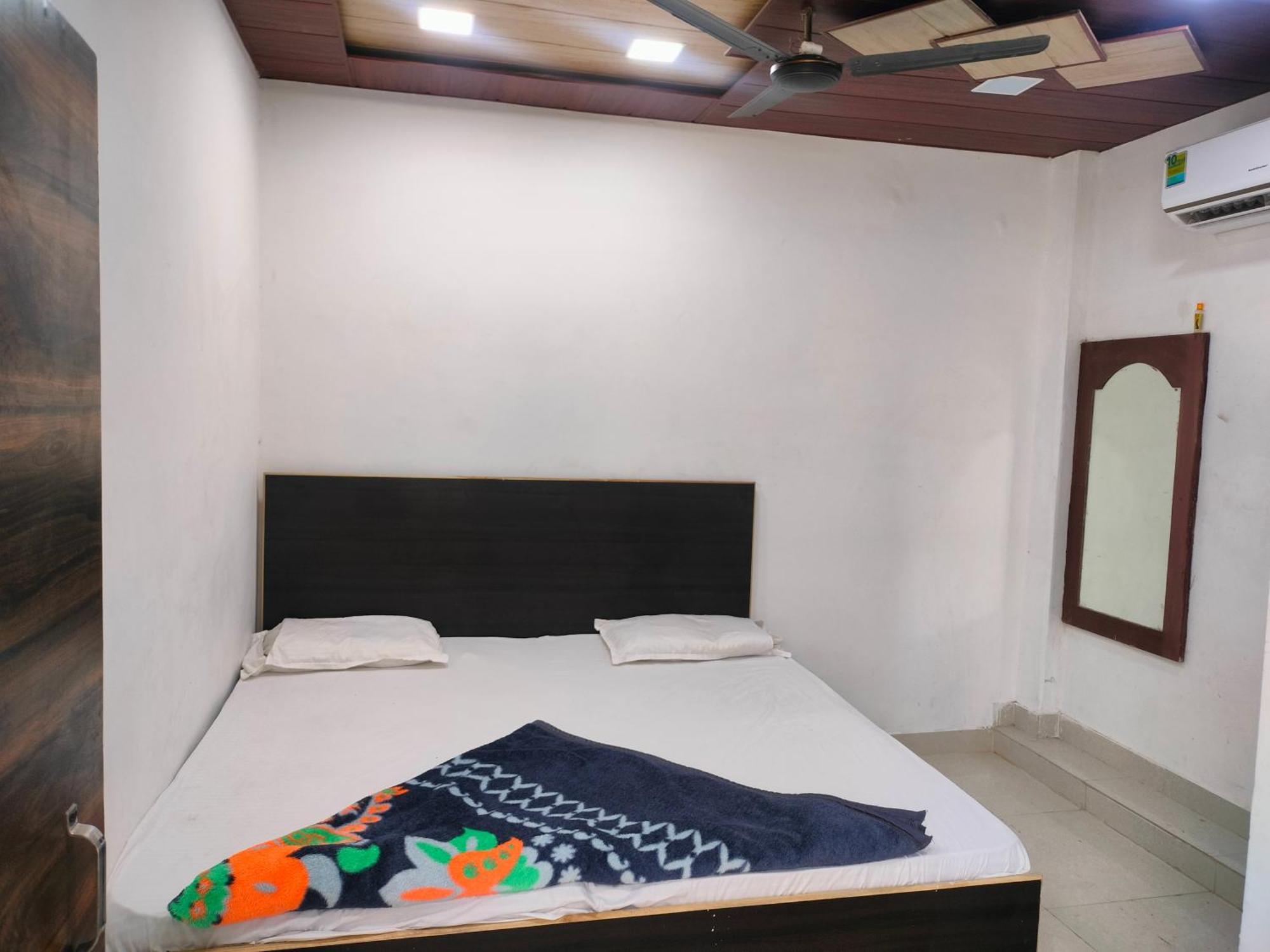 R G Sewa Sadan Hotel Mathura Exterior photo